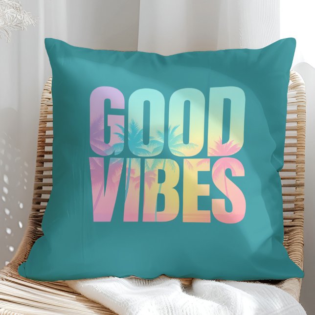 Coussin "Bonne ambiance" Citation tropicale vibrante ("Good Vibes" Vibrant Tropical Quote Throw Pillow on a sunny rattan armchair)