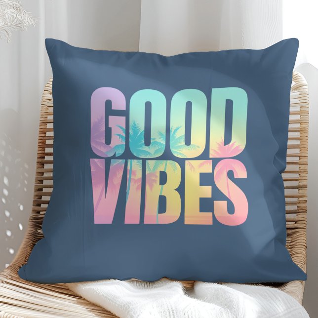 Coussin "Bonne ambiance" Citation tropicale vibrante ("Good Vibes" Vibrant Tropical Quote Throw Pillow on a sunny rattan armchair.)