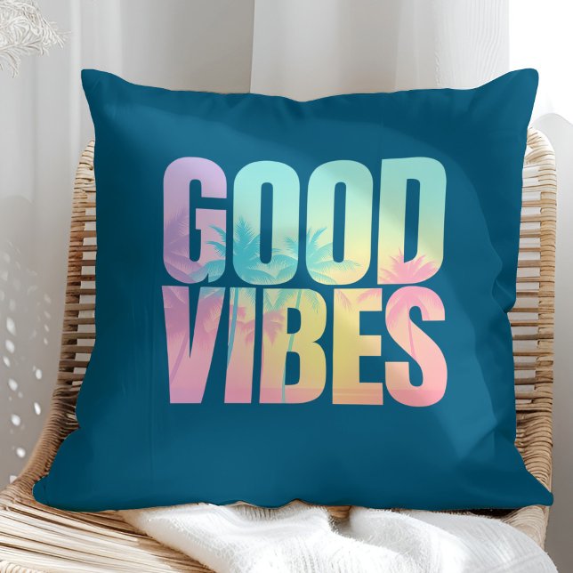 Coussin "Bonne ambiance" Citation tropicale vibrante  ("Good Vibes" Vibrant Tropical Quote Throw Pillow on a sunny boho rattan chair.)