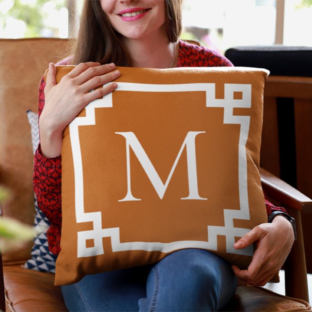 Coussin Bordure clé grecque orange et blanc brûlés (Create your own monogrammed Greek Key border square throw pillow.)