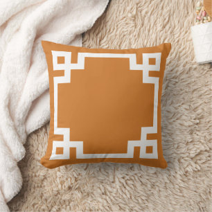 Coussin Bordure de clé grecque blanche et orange brûlée