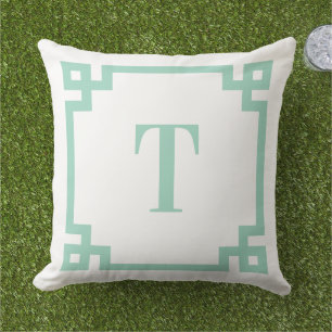 Coussin Bordure de clé grecque sarcelle claire Monogramme