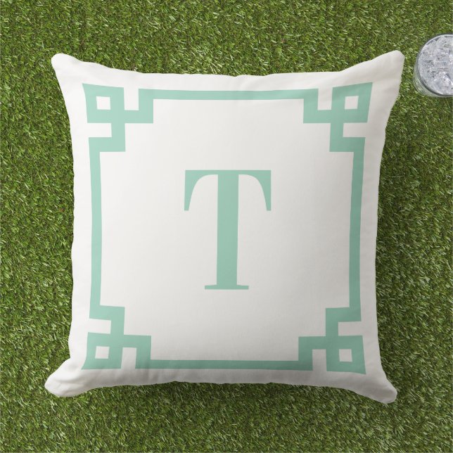 Coussin Bordure de clé grecque sarcelle claire Monogramme (Herbe)
