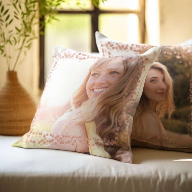 Coussin Bordure de coeurs en or rose Photo (Rose Gold Hearts Border Photo Throw Pillow)