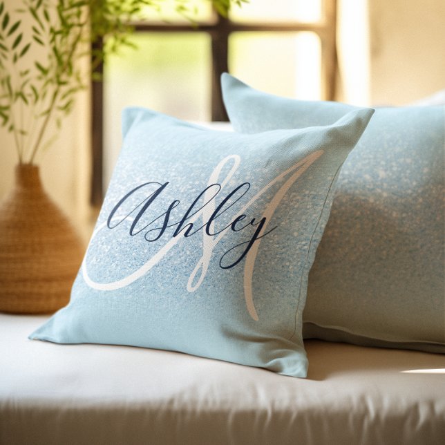 Coussin Bordure Ombrée Bleu Pastel avec Monogramme Paillet (Pastel Blue Edge Ombre Glitter Monogram Throw Pillow)