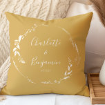 Coussin Botanique Personnalisé Mariage de script Noms Jaun<br><div class="desc">Monogramme à couronne florale jaune poussiéreuse Noms personnalisés et Mariage Date Script Calligraphie Jeter Oreiller</div>