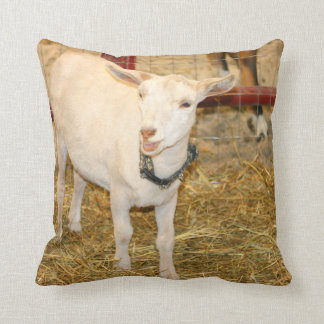 Coussin Bouche doeling de chèvre de Saanen ouverte