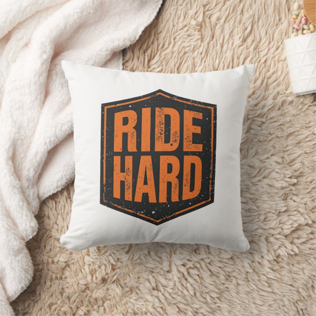 Coussin Bouclier de moto Grunge "Ride Hard" (Couverture)