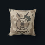 Coussin Bouclier Maccabee du désert et oreilles<br><div class="desc">Un style militaire brun "sobre" représentant un bouclier de Maccabee et deux lances sur un arrière - plan de camo dans le désert. Le bouclier est orné d'un lion et d'un texte lisant "Yisrael" (Israël) dans l'alphabet paléo-hébreu. Le texte hébreu "Maccabee" apparaît également. Ajoutez votre propre texte à l'envers. Les...</div>