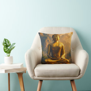 Coussin Bouddha assis doré sous un ciel de coucher de sole