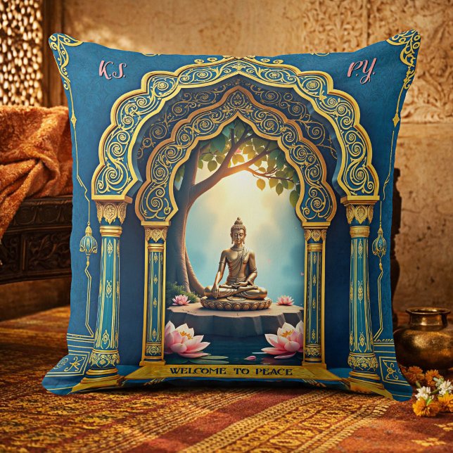 Coussin Bouddha doré paisible en méditation en Inde (India inspired pillow featuring a golden Buddha under an ornate archway - with custom texts/monogram)