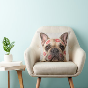 Coussin Bouledogue français avec marques de baisers au rou
