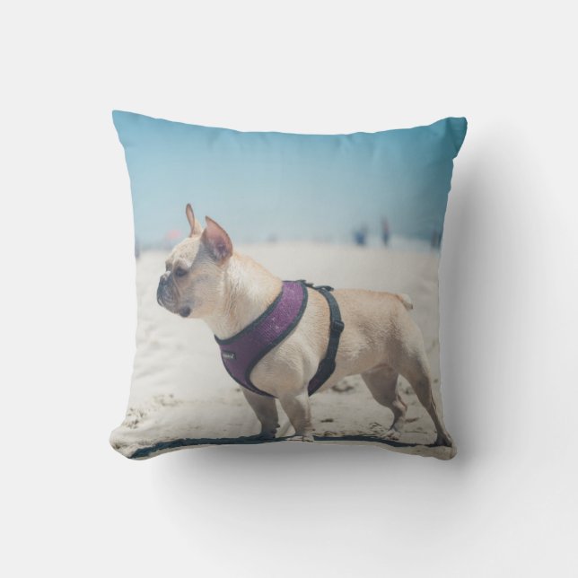 Coussin Bouledogue français sur la plage (Recto)