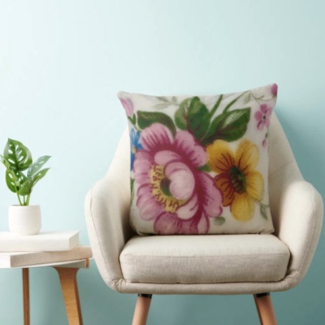 Coussin Bouquet floral de tasse à thé (Throw Pillow 100% polyester heavyweight stretch material. Hidden zipper Made in the USA.
)