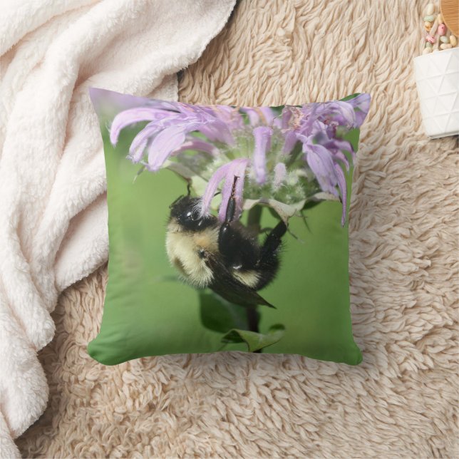 Coussin Bourdon sur une fleur de monarde en gros plan (Couverture)