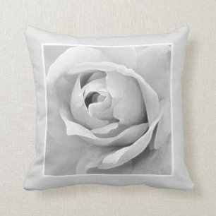 Coussin Bourgeon encadré par monochrome de rose blanc