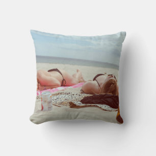 Coussin Bouteille en verre Brown sur deux femmes