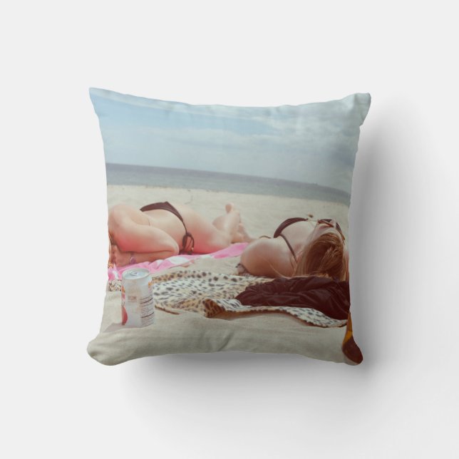 Coussin Bouteille en verre Brown sur deux femmes (Recto)
