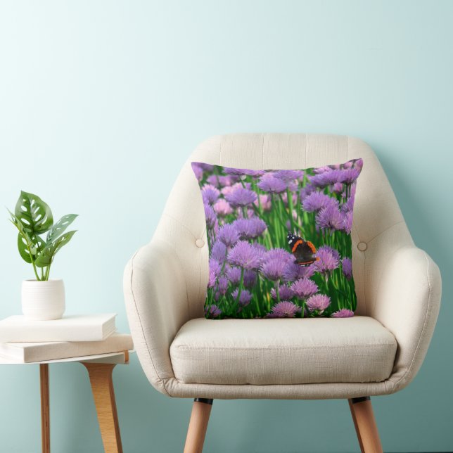 COUSSIN BOUTEILLE PARMI DES FLEURS URPLES (Chaise)