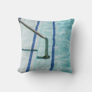 Coussin Bracelet noir sur piscine bleue