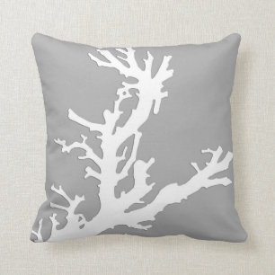 Coussin Branche de corail - blanc sur le gris argenté