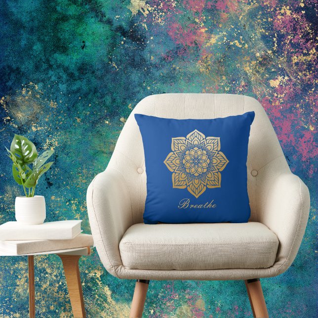 Coussin Breathe Deep Royal Blue and Gold Mandala (Créateur téléchargé)