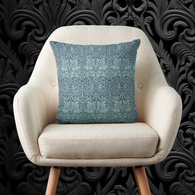 Coussin Brer Rabbit par William Morris Motif textile bleu (Brer Rabbit by William Morris, Textile Pattern Throw Pillow)