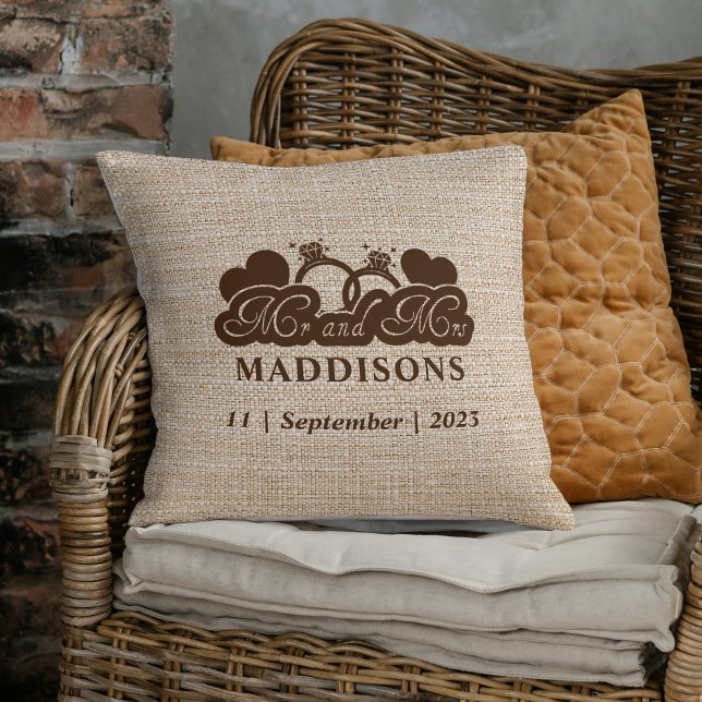 Coussin Brown Faux Burlap Mr. and Mrs. Wedding Keepsake (Créateur téléchargé)