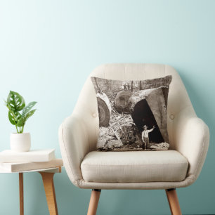 Coussin Bûcherons de Californie à côté d'un séquoia tombé