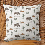 Coussin Buffalo Bison Cactus Lune du désert<br><div class="desc">Un motif avec un nom personnalisé avec l'illustration d'un buffle,  cactus,  étoiles et montagnes désertiques avec lune.</div>