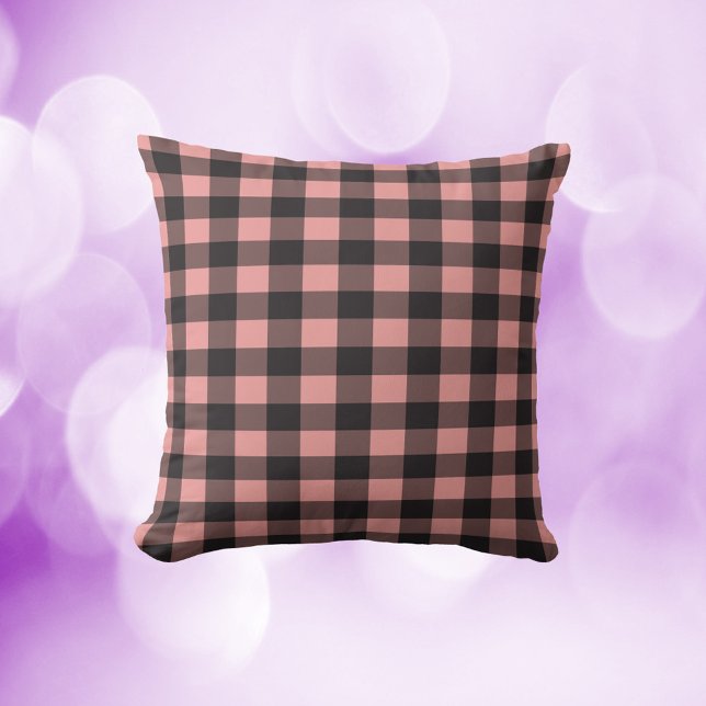 Coussin Buffalo Plaid Motif rose et noir (A pretty throw pillow with a pink and black buffalo plaid pattern)
