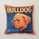 Coussin Bull Dog sur un Arrière - plan bleu<br><div class="desc">Un imprimé de étiquette vintage en caisse illustrant un bulldog avec un arrière - plan à motifs bleus et une bordure orange. Choisissez cette impression d'art sur votre produit Zazzle aujourd'hui.</div>