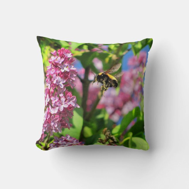 Coussin Bumble Bee Landing sur Lilacs (Recto)