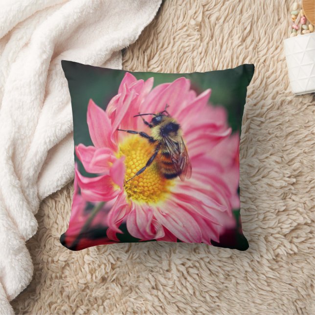 Coussin Bumble Bee On Rose Daisy Flower 2 (Couverture)