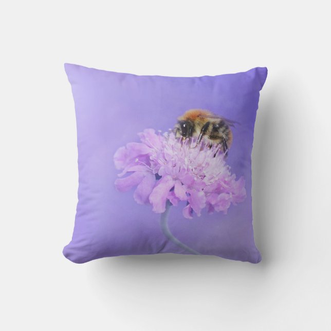 Coussin Bumble Bee perché sur une fleur rose (Recto)