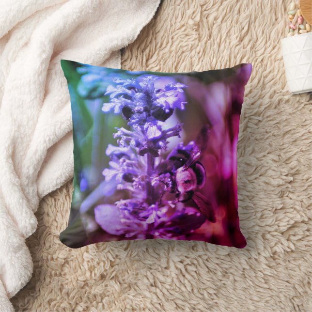 Coussin Bumble Bee Sur Fleur Violet Couleurs Abstraites  (Couverture)