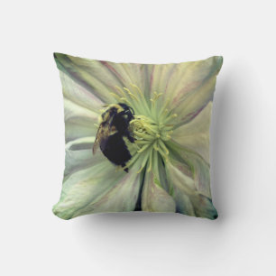 Coussin Bumble Bee Sur La Fleur Clematis Blanche