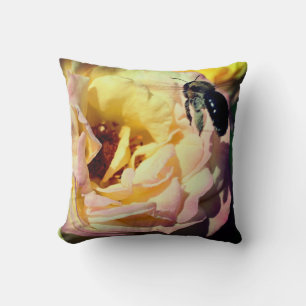 Coussin Bumble Bee Volant Dans Rose Rose Rose Gros Plan