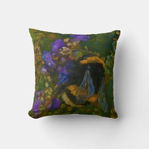 Coussin Bumblebebe parmi les fleurs violettes
