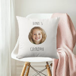 Coussin Cadeau de grand-mère personnalisé | Visage de gran<br><div class="desc">Surprise grand-mère avec un coussin personnalisé plein de coeur avec la photo du visage de son petit-enfant ! Ce cadeau douillet et sentimental est parfait pour les anniversaires, les vacances, ou simplement parce que. Un souvenir unique qui allie amour et confort, c’est une façon réfléchie de célébrer des souvenirs chéris....</div>