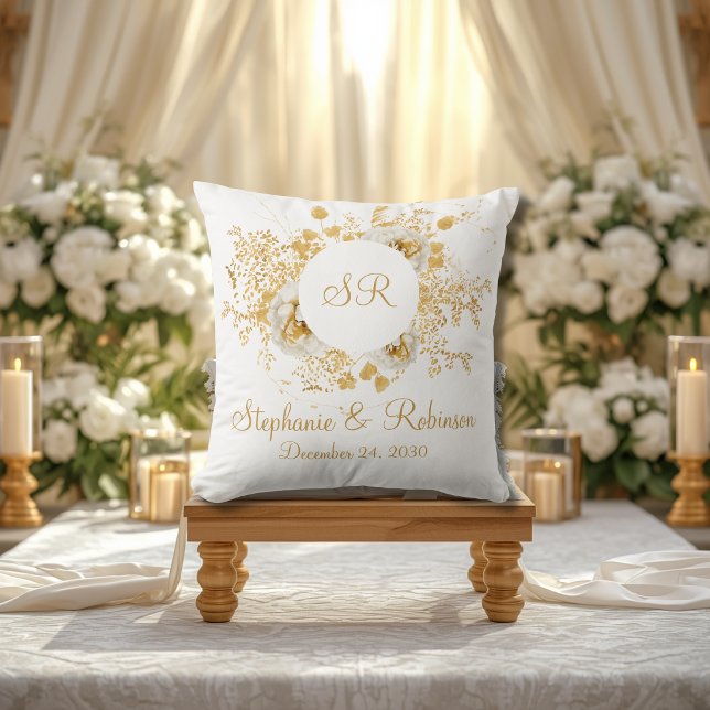 Coussin Cadeau de mariage à logo de monogramme floral or (Créateur téléchargé)
