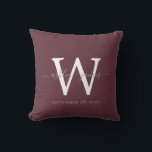Coussin Cadeau de mariage chic monogramme bordeaux<br><div class="desc">Élégant oreiller de mariage personnalisé avec vos noms et date de mariage en gris, écriture chic calligraphiée et monogramme en typographie moderne sur fond bordeaux. Ajoutez simplement vos noms, monogramme et date de mariage. Cadeau idéal pour un jeune couple marié. Conçu exclusivement pour vous par Happy Dolphin Studio. Si vous...</div>