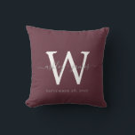 Coussin Cadeau de mariage chic monogramme bordeaux<br><div class="desc">Élégant coussin de mariage monogrammé avec vos noms et date de mariage en gris, écriture manuscrite chic calligraphiée et monogramme en typographie moderne sur fond bordeaux. Ajoutez simplement vos noms, monogramme et date de mariage. Cadeau idéal pour un jeune couple marié. Conçu exclusivement pour vous par Happy Dolphin Studio. Si...</div>