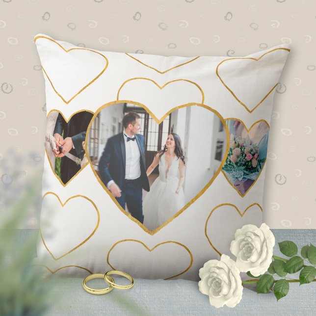 Coussin Cadeau de mariage multi-photo amour coeurs dorés (Multi Photo Wedding Love Golden Hearts Gift Throw Pillow ©Susanne Sachers - Sunny Mind Design)