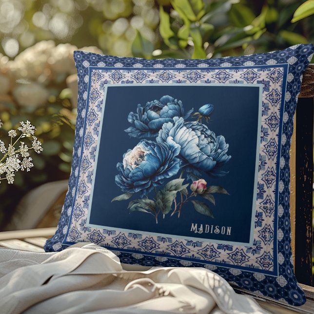 Coussin Cadeau de monogramme de chinoiserie florale bleue  (Créateur téléchargé)