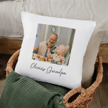 Coussin Cadeau photo grand-père personnalisé<br><div class="desc">Ajoutez de la chaleur à la chaise préférée de grand-père avec cet oreiller photo-projecteur personnalisé. Doté d’une photo chère et d’une douce personnalisation, le grand-père d’Olivia, ce coussin fait un don significatif pour la fête des pères, les anniversaires, ou simplement pour dire "Je t’aime". Soft, stylisé et chaleureux — c’est...</div>