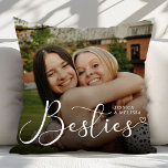 Coussin Cadeau photo moderne Script Besties<br><div class="desc">L'Oreillère à lancer de photo moderne Script Photo Besties est un accessoire de maison chic et personnalisé, célébrant le lien incontournable entre les meilleurs amis. Doté d'un élégant texte de script moderne et d'un espace photo personnalisable, ce coussin vous permet de présenter une mémoire préférée avec votre bestie. Fabriqué en...</div>