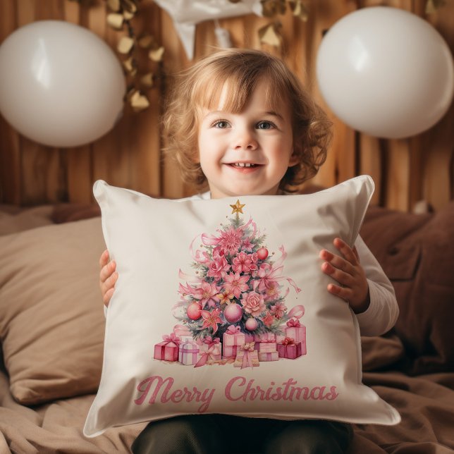 Coussin Cadeaux d'arbre de Noël rose Joyeux Noël  (Cute pink Christmas tree "Merry Christmas" decorator pillow.)