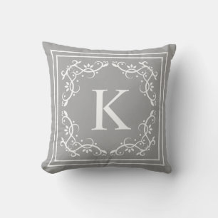 Coussin Cadre décoratif gris et blanc avec monogramme pers