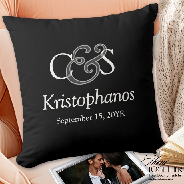 Coussin Calligraphie de mariage personnalisée avec initial (Custom Elegant Script Monogram Ampersand Overlay Effect Newlywed Throw Pillow)